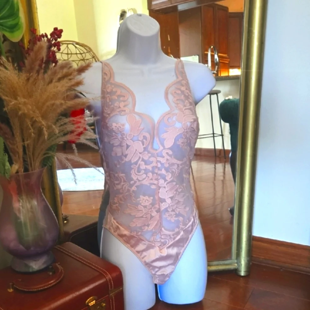 Floral Lace Bodysuit in Soft Pink